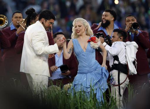 Bad Bunny bailando con la estadounidense Lady Gaga en el show de medio tiempo de la final del Super Bowl LX.