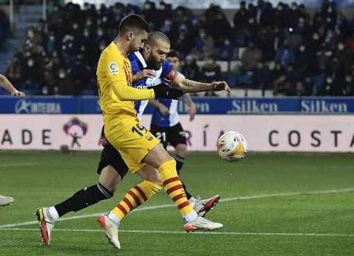 ¡Respira Xavi! Frenkie De Jong le salvó las papas al Barcelona que derrotó al Alavés en la Liga Española