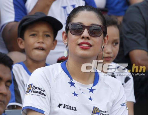 ¡HERMOSAS! Juego entre Honduras-Estados Unidos se llena de lindas chicas