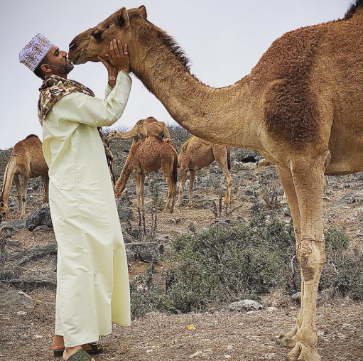 Este es el abogado que le hizo un ofertón a Messi por el bisht que recibió del Emir de Qatar y revela para qué lo necesita
