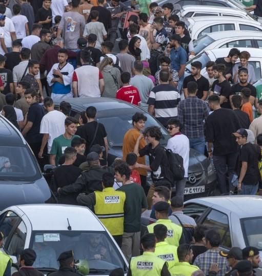 Cristiano Ronaldo causa locura en Irán; la Policía tuvo que intervenir y hasta detenidos se dieron en las afueras del hotel
