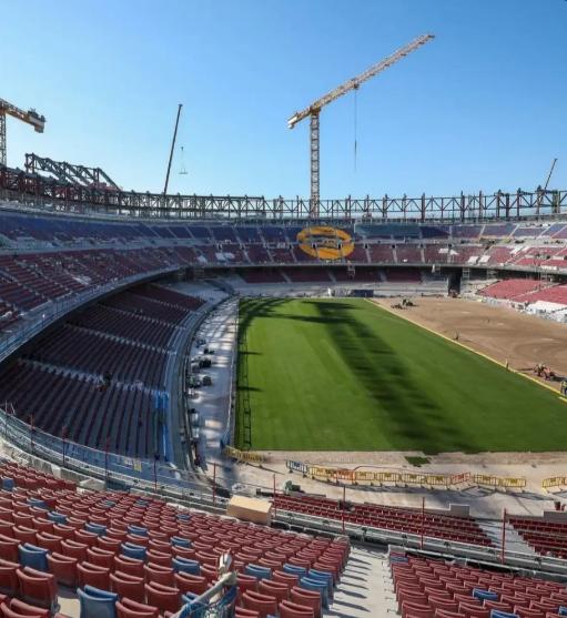 ¿Qué pasó? El Barcelona arranca el césped del nuevo Camp Nou y Laporta recibe una mala noticia