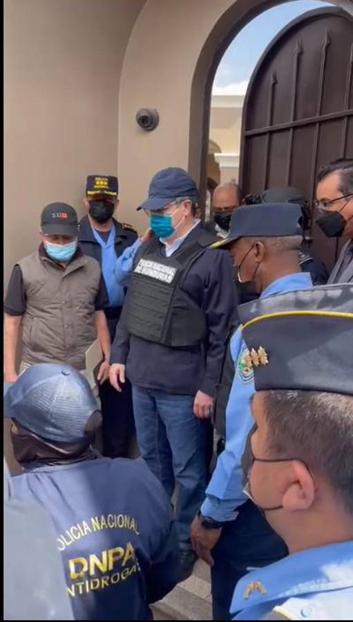 En camionetas de la DEA, “enchachado” de pies y manos y con chaleco antibalas: Las fotos del expresidente Juan Orlando Hernández tras ser capturado en Tegucigalpa