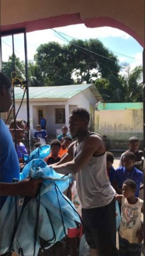 Maynor Figueroa aprovecha sus vacaciones para llevar ayuda a los niños