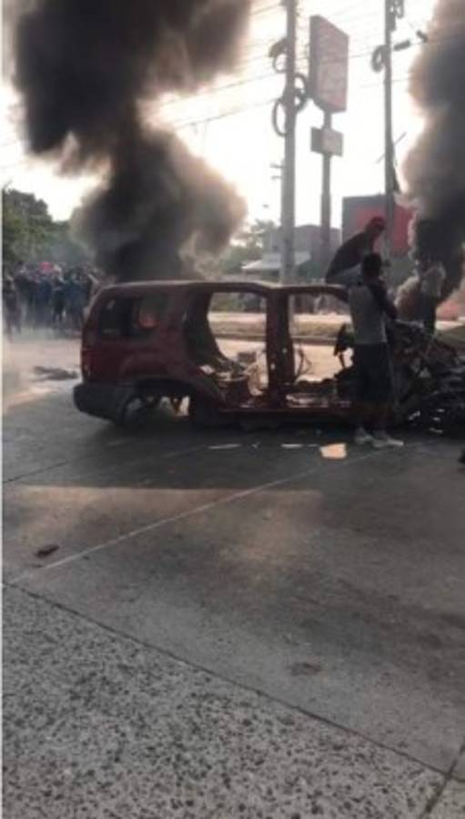 Protestas en Choloma pidiendo comida: Intentos de saqueos y quema de vehículos
