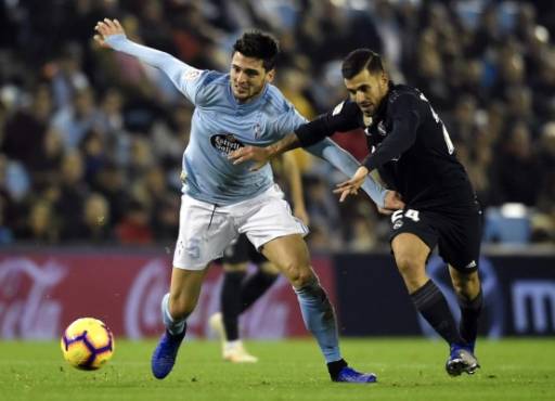 Celta Vigo's Turkish midfielder Okay Yokuslu (L) vies with Real Madrid's Spanish midfielder Dani Ceballos during the Spanish league football match between RC Celta de Vigo and Real Madrid CF at the Balaidos stadium in Vigo on November 11, 2018. (Photo by MIGUEL RIOPA / AFP)