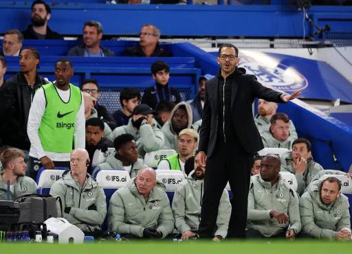 El entrenador del Chelsea, Liam Rosenior, durante el partido de Premier League ante el Manchester United el pasado sábado 18.