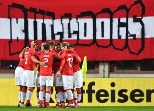 Austria's players celebrate scoring during the international friendly football match Austria v Uruguay in Vienna, on November 14, 2017. / AFP PHOTO / JOE KLAMAR