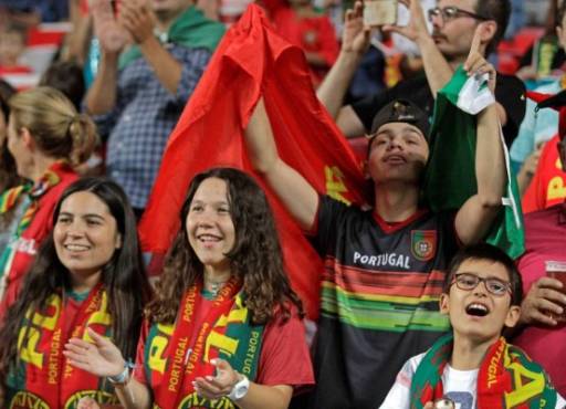 Portuguese football fans cheers before the FIFA World Cup 2018 Group B qualifier football match between Portugal and Switzerland at the Luz Stadium in Lisbon on October 10, 2017. / AFP PHOTO / JOSE MANUEL RIBEIRO
