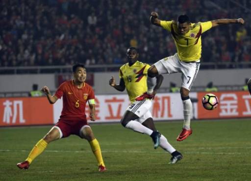 CH01 CHONGQING (CHINA). 14/11/2017 El delantero colombiano Carlos Bacca intercepta un balon ante su compañero Roger Martínez (c) y el jugador chino Zhang Linpeng durantel partido amistoso que han disputado hoy ambas selecciones en la ciudad china de Chongqing. EFE/GAO GE
