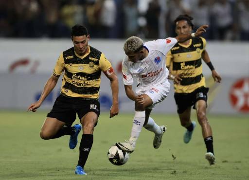 Pinto lucha contra sus adversarios.