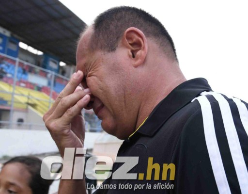 FOTOS: Drama y lágrimas de los aficionados del Victoria tras el último juegos en la Liga