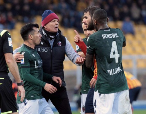 Gary Medel se pelea con su entrenador Sinisa Mihajlovic en pleno partido en Italia