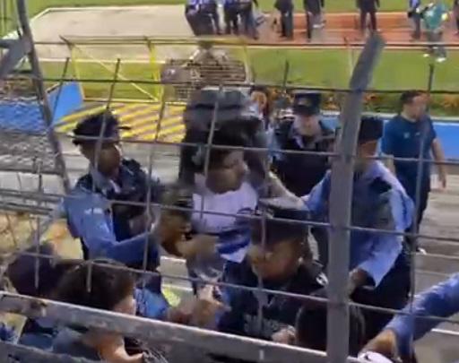 Batalla campal en el Olímpico: así fue el zafarrancho que protagonizaron las barras del Marathón y Alianza
