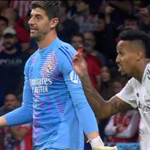 La bronca de Vinicius, revelan los objetos que tiraron a Courtois y la tristeza de Bellingham tras el Atlético - Real Madrid