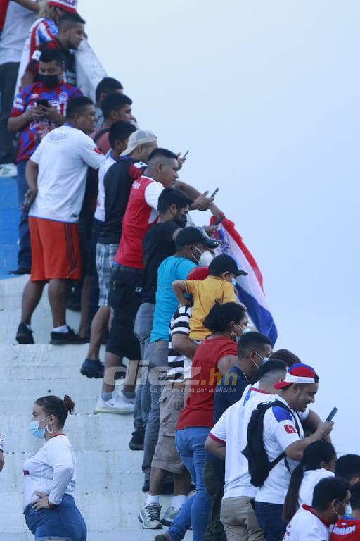 Lindas chicas y declaración de amor en el Morazán durante el clásico capitalino Olimpia-Motagua