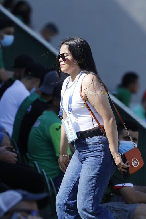 El Yankel Rosenthal se calentó por la goleada: Keosseián se enfrenta con aficionados que también arremeten contra el portero Denovan Torres