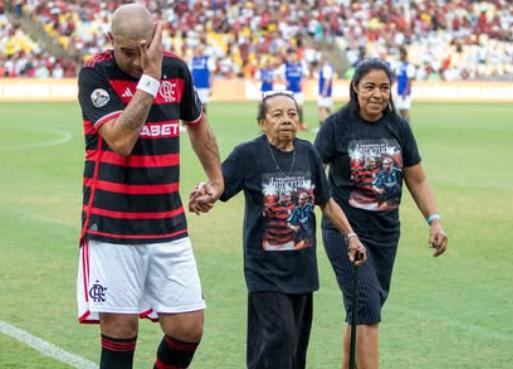 Así fue la despedida de Adriano: se ‘quiebra’ tras escuchar un mensaje de su padre fallecido  y el reencuentro con Ronaldo