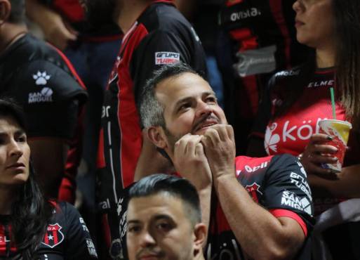 Uno de los aficionados de la “Liga” no podía creer una nueva derrota en una final en el Estadio Alejandro Morera Soto. Foto: Alex Pérez.