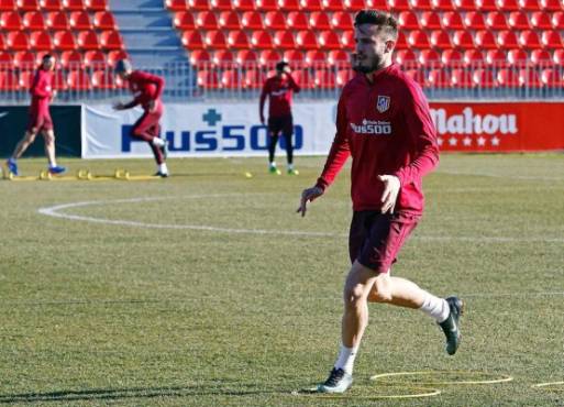 GRA039. MADRID, 21/02/2017.- El futbolista del Atlético de Madrid Lucas Hernández (d), a su llegada hoy al Juzgado de lo Penal 35, donde declara junto a su novia por el incidente que protagonizaron el pasado 2 de febrero en su piso de Madrid, por el que la Fiscalía pide siete años de cárcel para él y cuatro para ella. EFE/Juan Carlos Hidalgo
