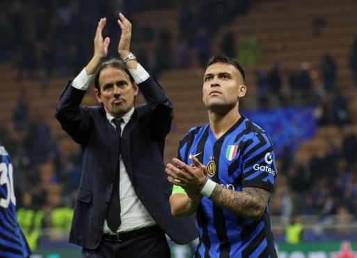 MILAN (Italy), 07/05/2025.- Inter Milan’s head coach Simone Inzaghi (L) and Lautaro Martinez greet their supporters after winning the UEFA Champions League semifinal 2nd leg soccer match between Inter Milan and FC Barcelona, in Milan, Italy, 06 May 2025. (Liga de Campeones, Italia) EFE/EPA/DANIEL DAL ZENNARO