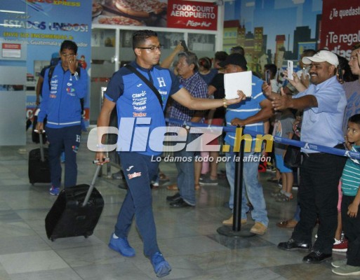 ¡SORPRESA! Afición arropa a selección de Honduras en su llegada de México