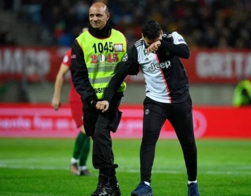 Un caballero: El gesto de Cristiano Ronaldo con dos aficionado tras marcar un hattrick