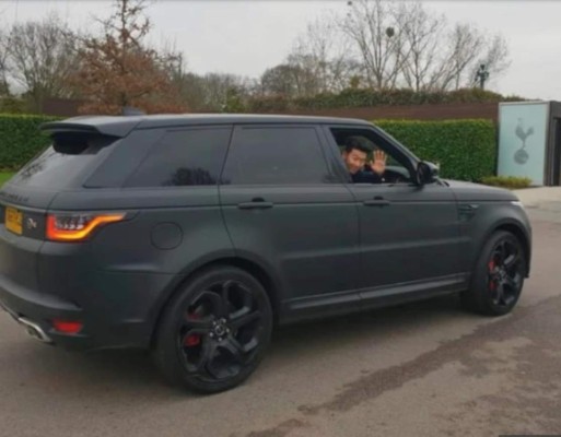 En Inglaterra comparan la millonaria colección de autos que tienen Salah y Son Heung-Min