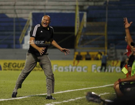 En fotos: La euforia de Wilmer Cruz y la barra del Real España estalla de furia