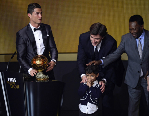 Cristiano entre lágrimas recibe el Balón de Oro 2013