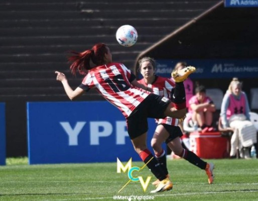 Se gradúa de enfermera y debuta con su nuevo club: Mara Gómez revela cómo el fútbol la salvó del suicidio