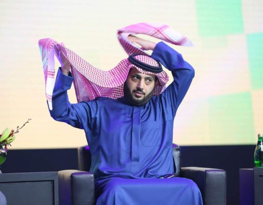 Al-Sheikh, el jeque árabe que quiere fichar a Messi y que sortea autos de lujo en los partidos en España