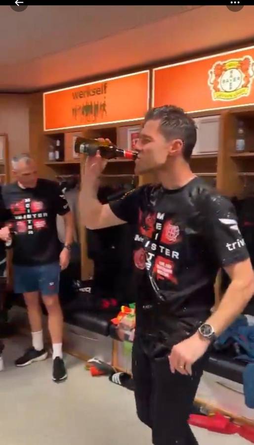 Fotos: Xabi Alonso se ‘hunde’ en el alcohol y la loca invasión de la afición del Bayer Leverkusen tras quedar campeones