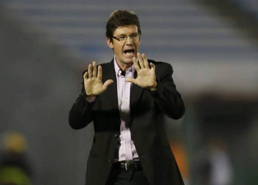Reuters - 00682022 - 20140730 - SOCCER-LIBERTADORES/ - S - SOC SPO - Coach Fernando Curuchet of Uruguay's Defensor Sporting instructs his team as they play Paraguay's Nacional during their Copa Libertadores second leg semi-final soccer match in Montevideo, July 29, 2014. REUTERS/Andres Stapff (URUGUAY - Tags: SPORT SOCCER) SOCCER-LIBERTADORES/ - MONTEVIDEO - Uruguay - ANDRES STAPFF - RR