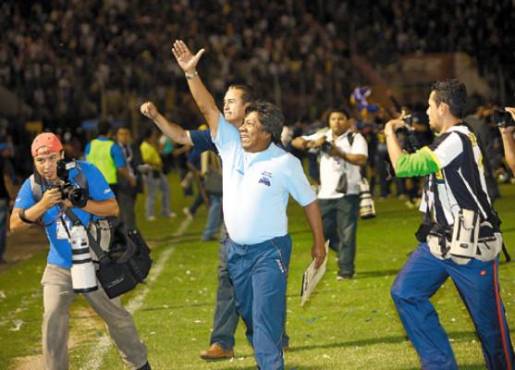 Ramón Maradiaga celebrando su tercer campeonato ante el Olimpia en 2011.