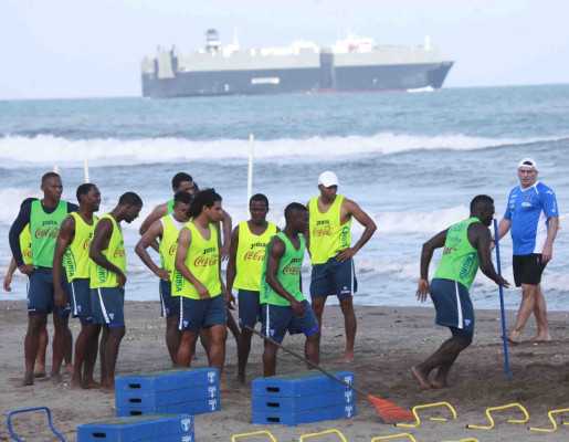 Selección de Honduras entrena en las playas.