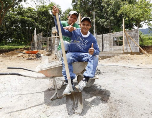 Así trabajaba 'Ñangui' Cardona en la albañilería día a día bajo un sol imperante