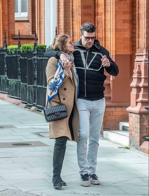 ¡Es 26 años menor! Así fue captado ex futbolista con su nueva novia y amiga de su hijo que murió