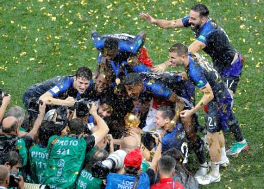 MUN64-493. MOSCÚ (RUSIA), 15/07/2018.- Jugaodres franceses posan con el trofeo tras vencer 4-2 a Croacia en la final del Mundial de Fútbol de Rusia 2018, en el Estadio Luzhnikí de Moscú, Rusia, hoy 15 de julio de 2018. EFE/Lavandeira jr [ATENCIÓN EDITORES: Sólo Uso editorial. Prohibido su uso en referencia con entidad comercial alguna. Prohibido su uso en alertas, descargas o mensajería multimedia en móviles. Las imágenes deberán aparecer como fotografías congeladas y no podrán emular la acción del juego mediante secuencias o fotomontajes. Ninguna imagen publicada podrá ser alterada, mediante texto o imagen superpuesta, en el caso de que (a) intencionalmente oculte o elimine el logotipo de un patrocinador o (b) añada y/o cubra la identificación comercial de terceras partes que no esté oficialmente asociada con la Copa Mundial de la FIFA.]