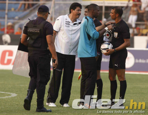 Polémico juego en La Ceiba Vida-Marathón