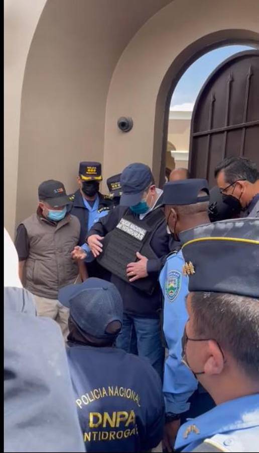 En camionetas de la DEA, “enchachado” de pies y manos y con chaleco antibalas: Las fotos del expresidente Juan Orlando Hernández tras ser capturado en Tegucigalpa