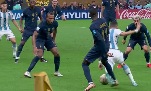 Dembélé le cometió una clara falta a Di María dentro del área en la final del Mundial.