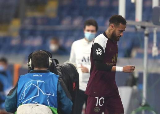 Paris Saint-Germain's Brazilian forward Neymar leaves the pitch after being injured during the UEFA Champions League Group H football match between Istanbul Basaksehir FK and Paris Saint-Germain's, on October 28, 2020, at the Basaksehir Fatih Terim stadium in Istanbul. (Photo by TOLGA BOZOGLU / POOL / AFP)