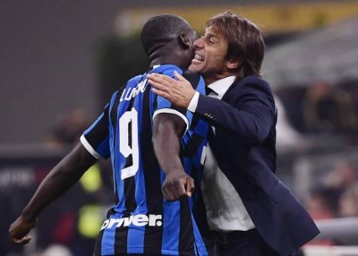 Inter Milan's Belgian forward Romelu Lukaku (L) embraces Inter Milan's Italian head coach Antonio Conte after scoring during the Italian Serie A football match AC Milan vs Inter Milan on September 21, 2019 at the San Siro stadium in Milan. (Photo by Marco Bertorello / AFP)