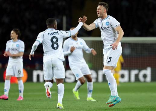 Amir Rrahmani celebrando el gol del descuento del Napoli ante Barcelona.