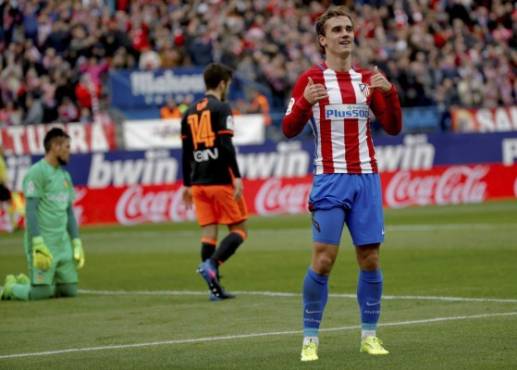 GRA204. MADRID, 05/03/2017.- El delantero francés del Atlético de Madrid Antoine Griezmann celebra su segundo gol marcado al Valencia, el tercero del conjunto rojiblanco, durante el partido correspondiente a la vigésimo sexta jornada de LaLiga Santander disputado esta tarde en el estadio Vicente Calderón. EFE/JuanJo Martin