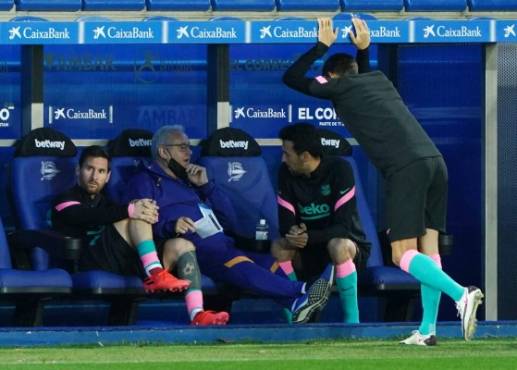Barcelona's Argentine forward Lionel Messi (L) sits on the bench before the Spanish League football match between Deportivo Alaves and Barcelona at the Mendizorroza stadium in Vitoria on October 31, 2020. (Photo by Cesar Manso / AFP)