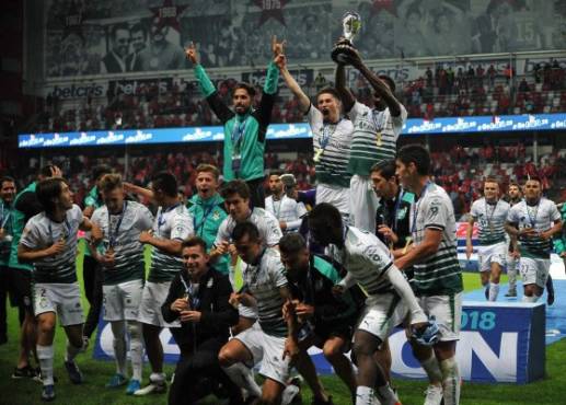 Santos players hold their trophy following their victory over Toluca in the Mexican Clausura 2018 tournament final at the Nemesio Diez stadium in Toluca, Mexico, on May 20, 2018. / AFP PHOTO / ROCIO VAZQUEZ