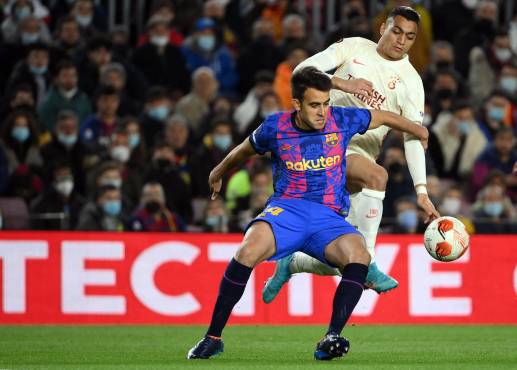 Mostafa Mohamed en disputa por el balón con Eric García, defensa del Barcelona. FOTOS: AFP.