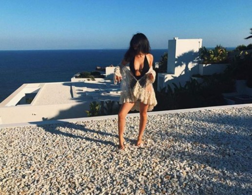 ¡UNA MUÑECA! Así es la bella hijastra que tiene el jugador español Cesc Fabregas